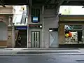 Zugang auf der Landstrecke, integriert in die Lücke zwischen zwei Gebäuden