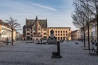 Südseite. Altes-, Neues Rathaus und Rückert-Denkmal. 2017