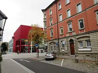Ecke Schrammstraße / Sattlerstraße heute: Die dunkelrote Ecke der Stadtgalerie liegt an der einstigen, nordöstlichen Ecke des Werks