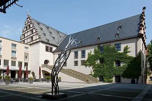 Rathaus der Stadt Schweinfurt: Innenhof mit Skulptur Ohne Titel aus dem Jahr 2002