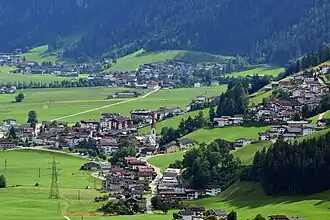 Hippach-Dorf von Norden, dahinter die Gemeinde Schwendau