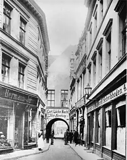 Blick von Süden durch die Straße Schwibbogen, Haus Schuhgasse 3 als linke Seite des Schwibbogens, vor 1904