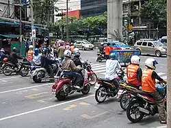 Motorradtaxis (rechts) in Bangkok, Thailand