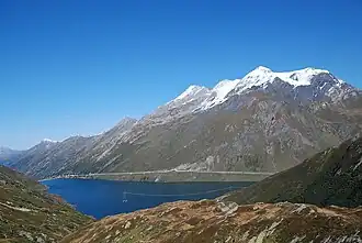 Der Scopí (zweiter von rechts) von Südwesten gesehen, davor der Stausee Lai da Sontga Maria