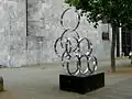Zirkulationen im Raum II (1974) von Vojin Bakić (Zagreb). Standort: Stresemannufer