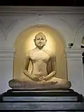 Buddha-Statue Toluvila am Eingang des Museums