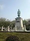 Statue von Ōmori in der Nähe des Universitätskrankenhauses