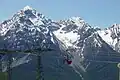 Piz Pisoc mit Schnee, vom Motta Naluns aus (höchster Gipfel im linken Bereich). Hinter der Gondel die Val Zuort (klassischer Aufstieg).