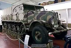 Sd.Kfz. 9: mit 18&nbsp;t Eigengewicht das schwerste Halbkettenfahrzeug der Wehrmacht
