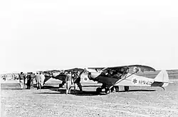 Piper PA-11 Cub Special auf dem pro­visorischen Abraham Flugfeld (Sde Avraham) während „Operation Uvda“