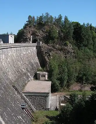 Staumauer der Talsperre Seč