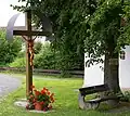 Feldkruzifix und Holztafel an der Linde (August 2017)