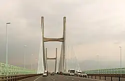 Auf der Fahrbahn vor der Schrägseilbrücke