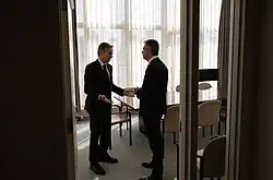 Antony Blinken und Eli Cohen in einem Besprechungszimmer im Gespräch