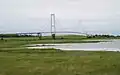 Im Vordergrund der See Lejsøen im Hintergrund die Storebælt-Brücke