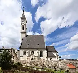 Pfarrkirche zum Heiligen Andreas, erbaut 1290, 1849/53 neugotisiert[4]