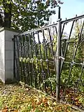 Kasernentor zur ehemaligen Heeresgasschutzschule an der Sprengerstraße, mit stilisiertem Schwert, Eichenlaub und Eicheln