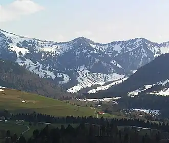 Seelekopf mittig hinter der Scharte von Vorbergen