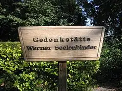 Hinweistafel zur Grabstätte im Sportpark Berlin-Neukölln an der Oderstraße (Zustand 2005, inzwischen verändert)