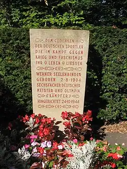 Grabstein im Werner-Seelenbinder-Sportpark