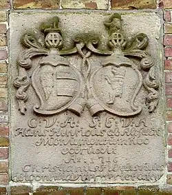 Wappentafel am Gruftanbau der Kirche Seester: CVA (= Cay von Ahlefeldt) SEVA (= Selig Eva von Ahlefeldt).