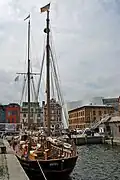 Heckansicht der Hansine 2012 im Hafen von Stralsund