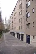 Seitenflügel des Apartment-Hauses mit den Autogaragen