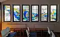 Das Seitenschiff der Petruskirche wird von einem bunten Fensterband dominiert, das von der Urberacher Glaskünstlerin Angelika Kern gestaltet wurde.