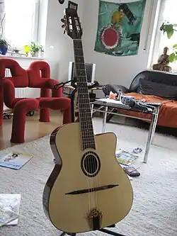 Ovales Schallloch einer Gypsy-Jazz-Gitarre