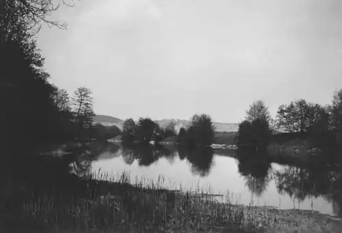 Kaltes Wasser (Schwarzes Loch), hinten Schloss Mainberg. Anfang 20. Jahrhundert