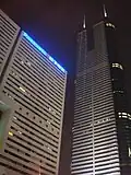 Das Gebäude bei Nacht