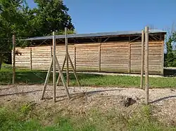Rekonstruierte Gefangenenbaracke an der Gedenkstätte für das ehemalige Internierungslager