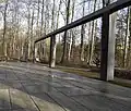 Säulenreihe mit Bodenplatten