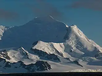 Doppelgipfel des Levski Ridge (im Hintergrund) mit dem Great Needle Peak (rechts) und Sofia&nbsp;Peak (links). Im Vordergrund: Serdica Peak (rechts), Silistra Knoll (Mitte) und Vazov Rock (links)