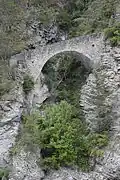 Die gemauerte Steinbogenbrücke bei Serfaus führt 8&nbsp;m über eine Felsrunse. Sie stammt vermutlich aus dem Mittelalter, Form und Konstruktion entsprechen jedoch durchweg der römischen Brückenbautechnik.[4]