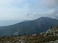 Blick von der Serra di Pigno über das Tal des Fium'Albino zur Cima di Gratera