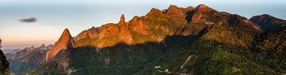 Parque Nacional da Serra dos Órgãos von der Spitze des Morro do Elefante in Teresópolis aus gesehen