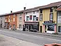 Häuserzeile mit Geschäften