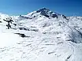Mittig Bergstation Corvatsch (vorne links die Sesselbahn Giand'Alva), der Hauptgipfel ragt nur knapp über den rechten Vorgipfel