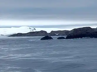 Blick von der English Strait auf den vereisten Sevtopolis Peak (Hintergrund)