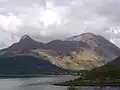Blick von Loch Leven zum Aonach Eagach, links der Pap of Glencoe