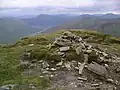 Der Gipfelcairn des Sgùrr an Lochain, im Hintergrund Loch Quoich