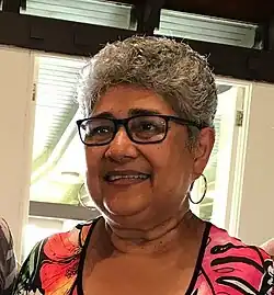 Porträtfoto einer Frau mit grauen Haaren und schwarzer Brille