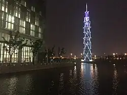 Das Wahrzeichen der ShanghaiTech University – der ShanghaiTech Tower – bei Nacht