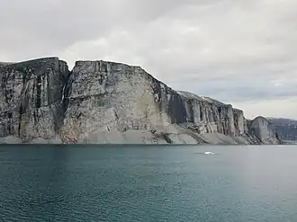 Steilwände an der Fjordküste