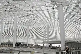 Fassade des neuen Terminals des Shenzhen International Airport, Baustelle September 2012