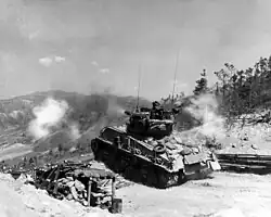 Ein Sherman-Panzer beschießt eine feindliche Bunkerstellung (Mai 1952)