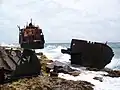Das auseinandergebrochene Wrack mit Teilen der Bugsektion im Jahr 2010