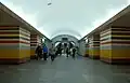 Mittelhalle mit Blick zur Rolltreppe, links über den Pfeilern die Inschriften in ukrainischer Sprache, rechts in russischer Sprache