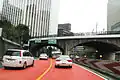 An der Anschlussstelle Ginza quert die Unemebashi, ursprünglich eine Brücke über den 1964 zugeschütteten Tsukiji